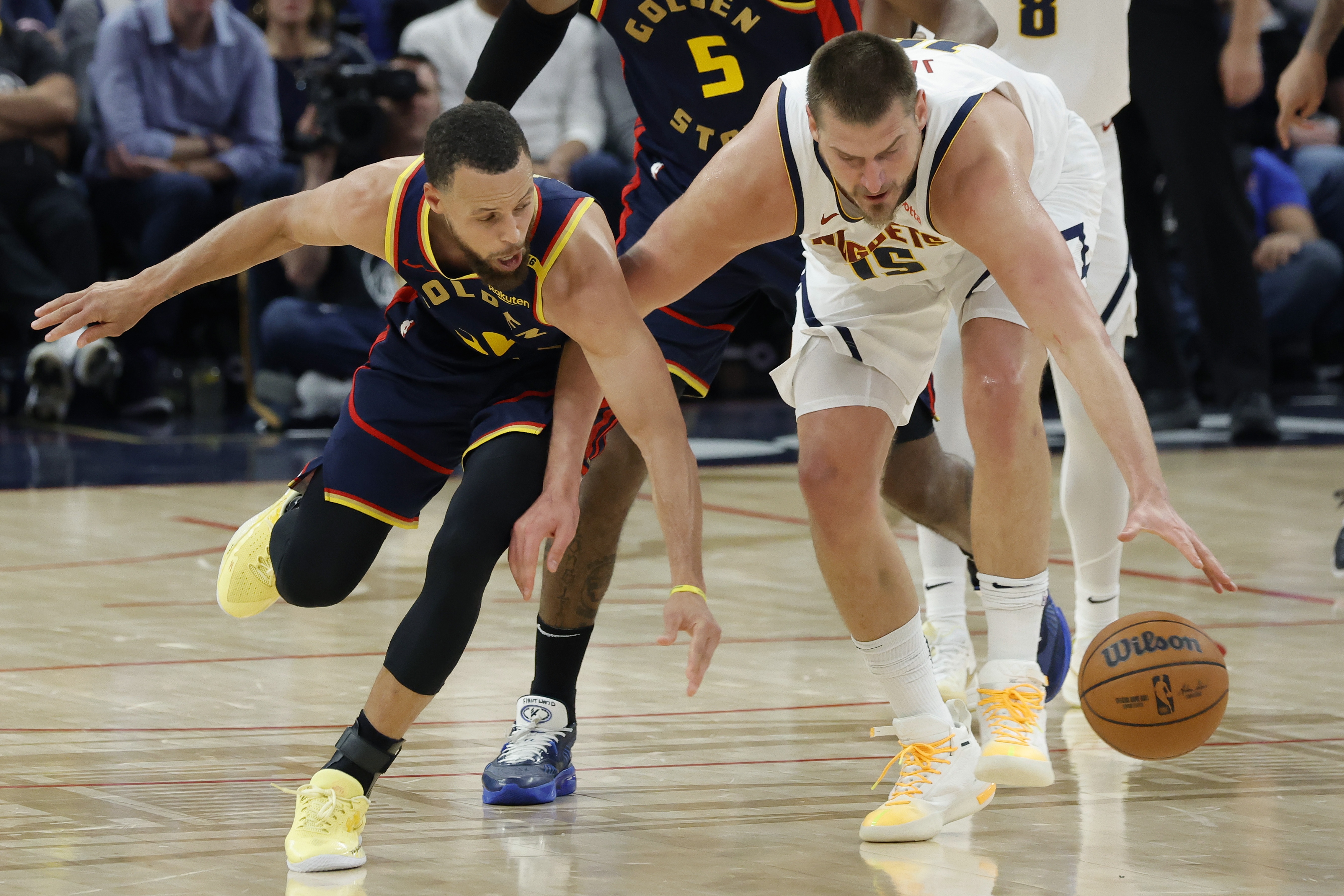 球队后卫在比赛中展现出色的表现 球队后卫在比赛中展现出色的表现