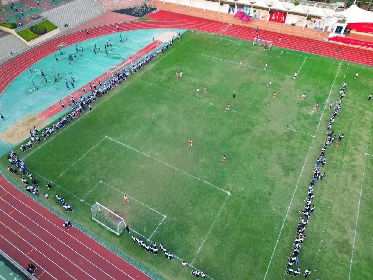 包含足球赛场:精彩纷呈,悬念重重!的词条 包含足球赛场:精彩纷呈,悬念重重!的词条