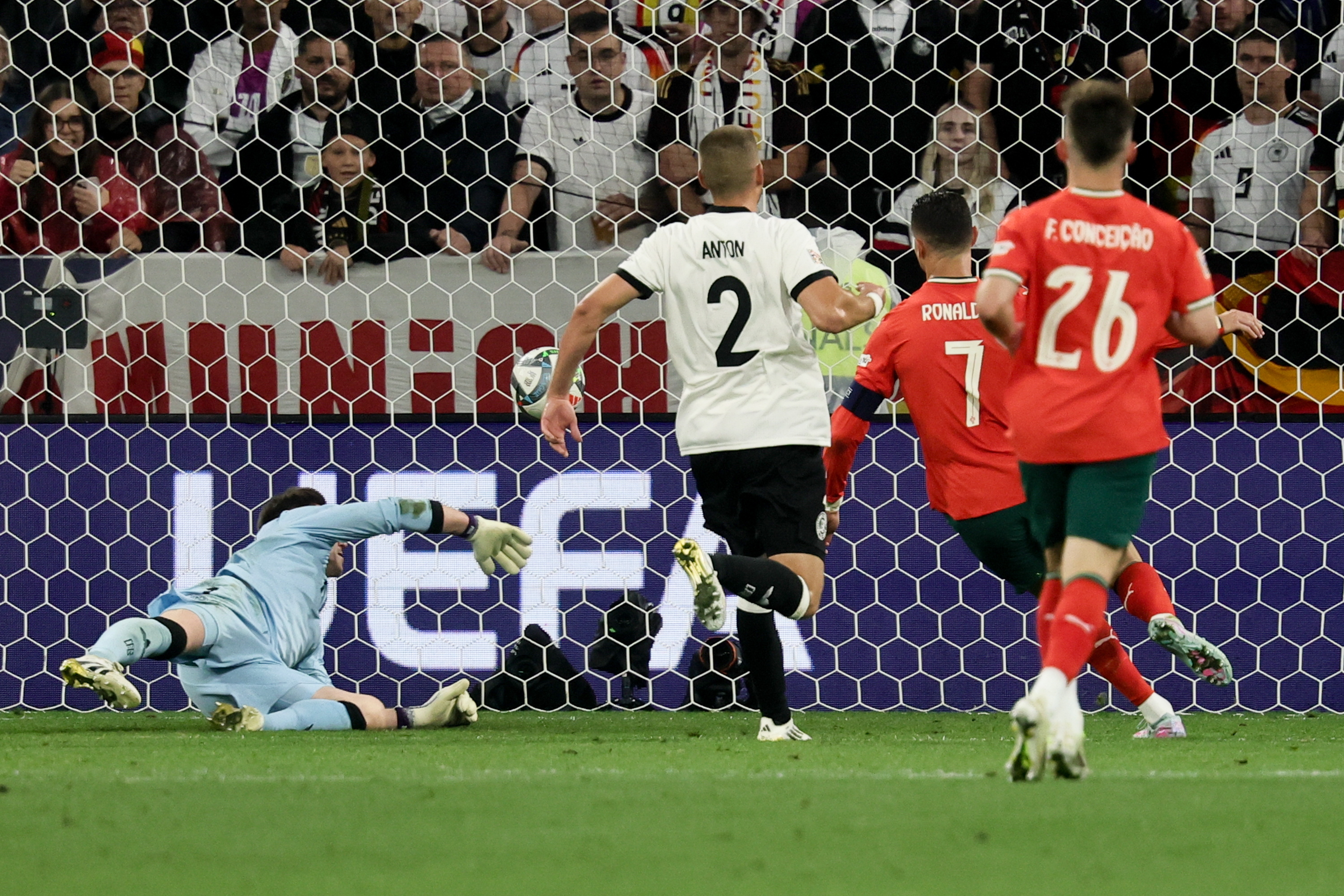 同乐城官方-欧国联联赛中局势紧迫，豪强对抗