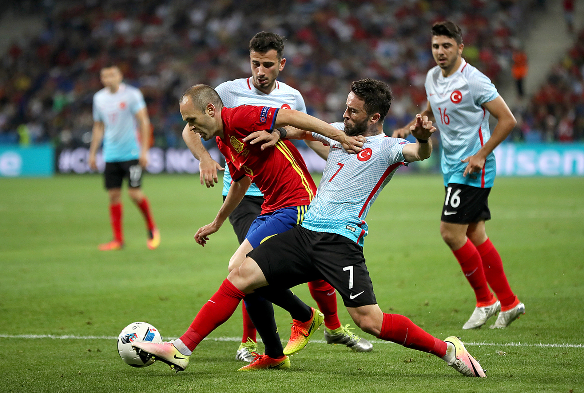 同乐城网址-关于欧预赛比赛中球队后卫顽强阻击，良机无数的信息