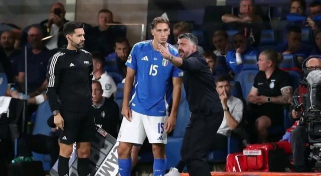 包含欧预赛比赛场上激战正酣，球员全力以赴的词条