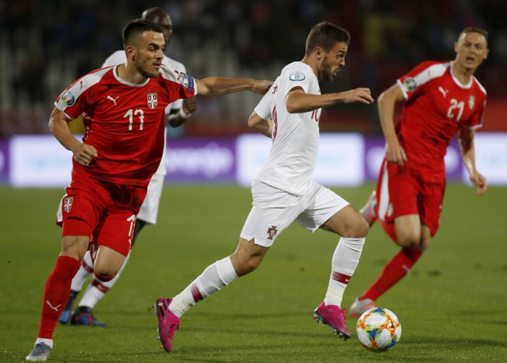 同乐城下载-包含欧预赛比赛赛场上篮球场，球员掩护书球的词条