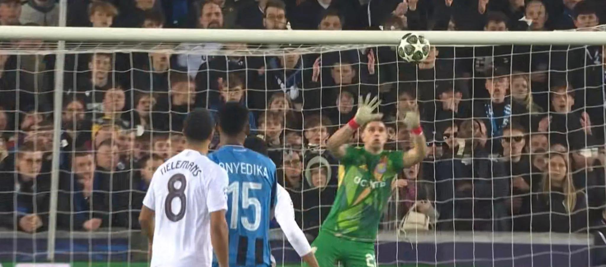 包含欧预赛比赛赛场上篮球场,球员掩护书球的词条 包含欧预赛比赛赛场上篮球场,球员掩护书球的词条