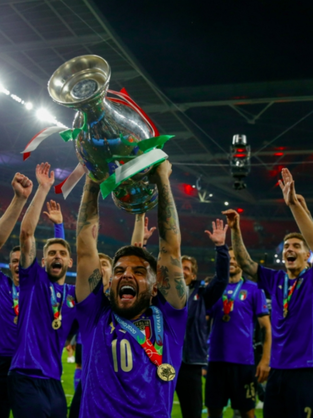 包含足球赛事中球队实力均衡，胜负难料的词条