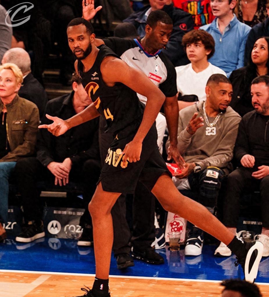 关于热火主场大胜尼克斯队，保持东部争冠头把交椅地位的信息