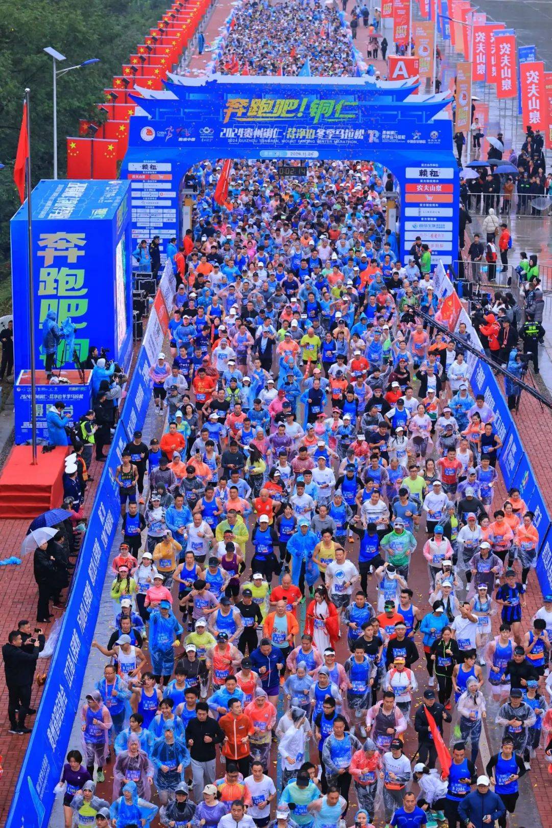 关于体育赛事精彩纷呈，现场气氛火爆的信息